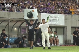 J2球队藤枝MYFC在首轮比赛中，通过场边举图片向场上球员传递战术