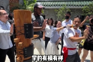 很接地气！杰伦·格林学习中国武术&写汉字名字 突袭野球场秀三分