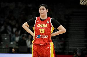 媒体人：张子宇越来越会利用身高优势 在场上是个正向发挥的球员