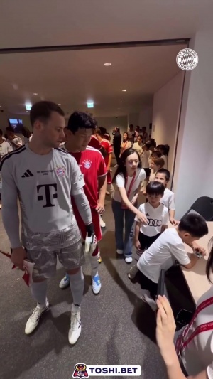 逗笑诺爹！诺伊尔的小球童沉迷电话手表，准备进场时拉都拉不动