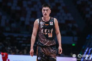 媒体人：许熙桐即战力值得期待 投篮佳技术全面 篮下吃错位不含糊